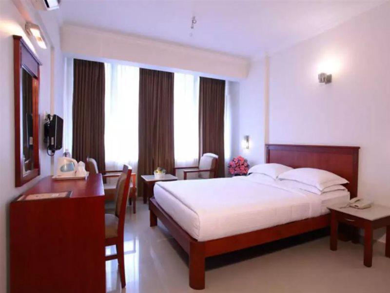 Hotel Pooram International Thrissur Esterno foto