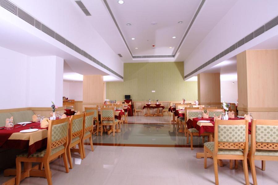 Hotel Pooram International Thrissur Esterno foto